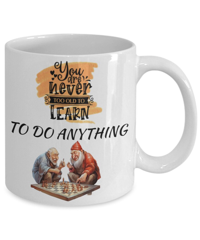 On n'est jamais trop vieux pour apprendre jeux de dames Mug en céramique blanche pour les vacances et les collègues de bureau 11 oz vous n'êtes jamais trop vieux pour apprendre vérifiez... image 1