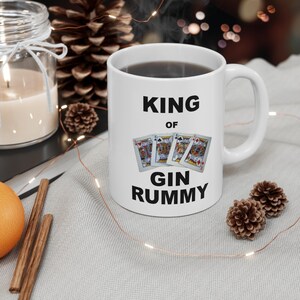 Tasse de gin rami, tasse à café de jeu de cartes vintage, cadeau amusant pour une équipe de cartes, roi du gin rami, tasse en céramique de 11 oz