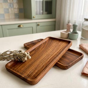 Handgefertigtes Tablett aus Walnussholz, dekoratives rechteckiges Kaffeetischdekor, flache natürliche Schüssel für Obstbrot