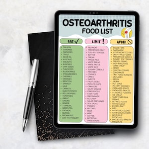 Puede incluir: Una tableta digital muestra una "Lista de alimentos para la osteoartritis" con categor&iacute;as. Un bol&iacute;grafo negro y un cuaderno negro con motas doradas est&aacute;n a la izquierda. Medidas en cm.