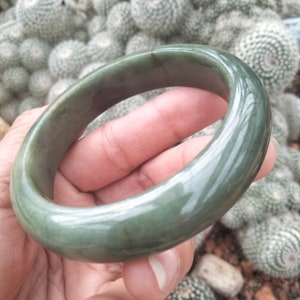 Bracelet jonc jade birman vert foncé avec jadéite noire et miel, forme ventre plat naturel 54,9 mm