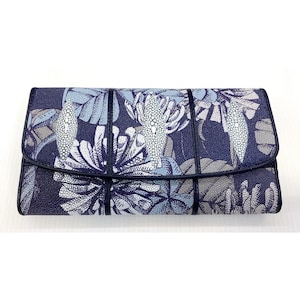 Cartera de piel auténtica de raya, triple pliegue, larga, con estampado de flores y hojas, azul marino, azul y morado