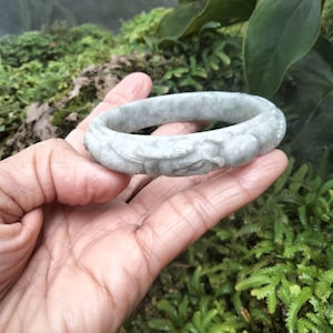 Geschnitzter Drachen Jade Armreif - Weicher grüner burmesischer Jadeit (58 mm)