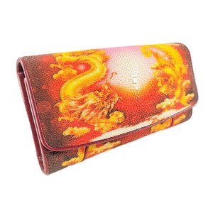 Auténtica billetera triple de cuero Stingray para mujer, bolso clásico con patrón de dragón de Color dorado y rojo, nuevo regalo para ella