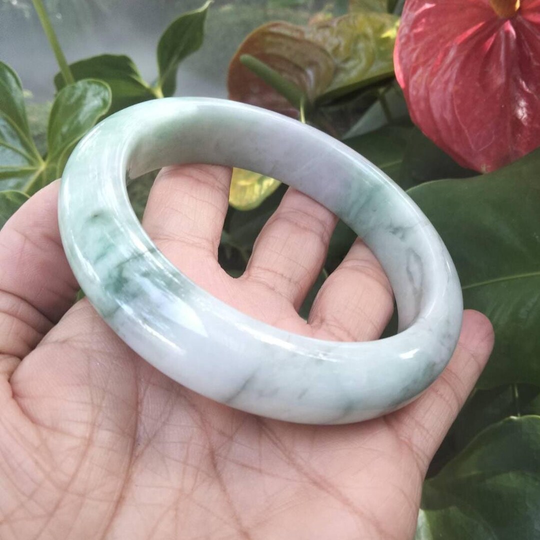 ビルマ翡翠バングル:薄緑翡翠 - サイズ59 - Etsy 日本 ビルマ翡翠バングル:薄緑翡翠 - サイズ59 - Etsy 日本