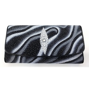 Cartera de piel auténtica Stingray para mujer, diseño de ondas en blanco y negro, triple pliegue largo