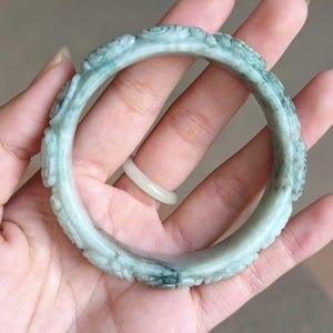 バラ模様が彫られたビルマ翡翠のバングル、白地に緑のドット、幅15mm、サイズ58mm