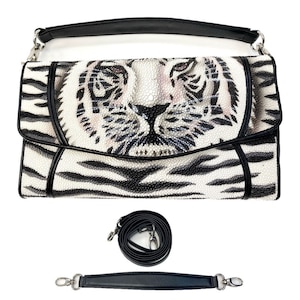 Cartera de piel auténtica de raya gigante con tres pliegues y estampado de tigre, con asas y correa para el hombro.