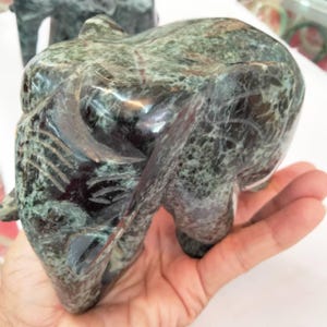 Elefante tallado en jade birmano, jadeíta verde y negra, tipo A, ancho 7,5 cm, alto 10 cm, largo 12,8 cm