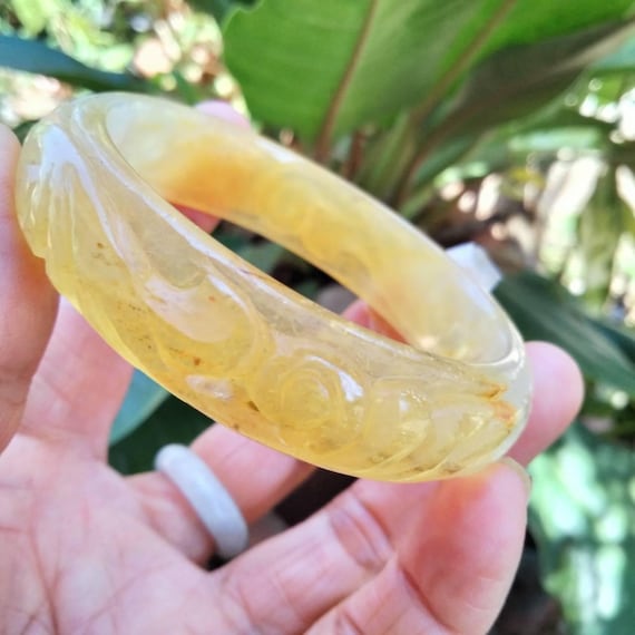 ビルマ翡翠バングル、黄色の花の彫刻、ハニー翡翠の美しさ、サイズ 