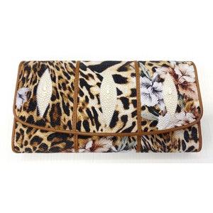 Cartera de piel auténtica de raya, triple pliegue, larga, con estampado floral y estampado de tigre, marrón, amarillo, blanco y negro.