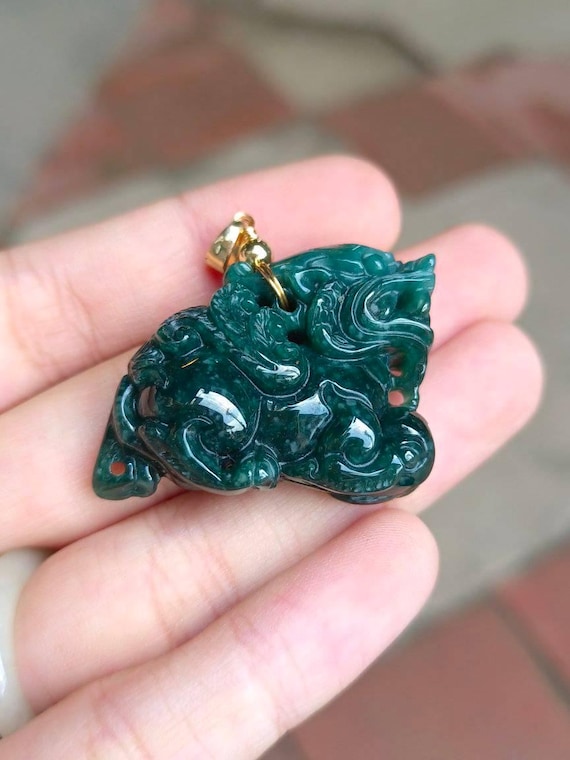 ビルマ産翡翠ピシュウペンダント、彫刻翡翠タイプA - Etsy 日本