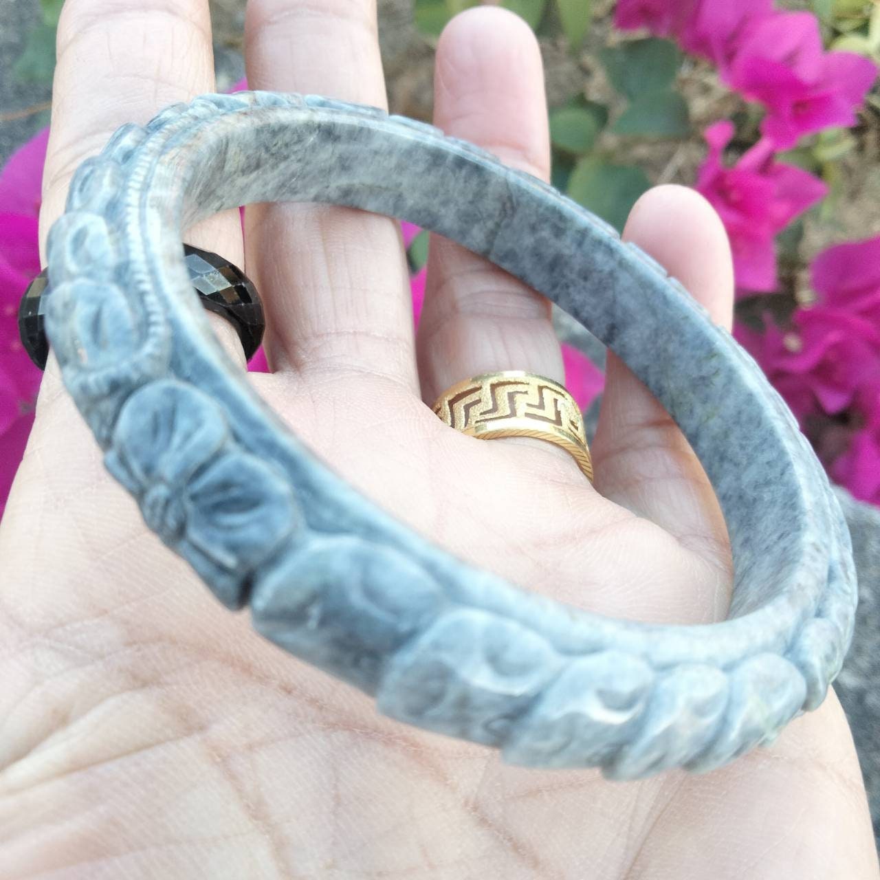 天然翡翠 ヒスイ お花 彫刻バングル（内径60mm）グレイッシュブルー