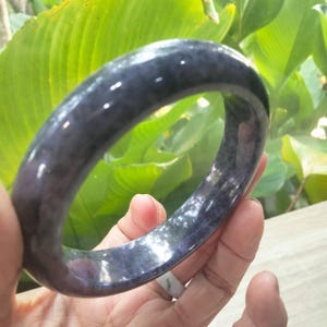本物のビルマ産翡翠バングル、滑らかなグレーパープル色、平たい腹部形状、63.3mm