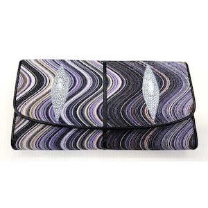 Cartera de piel auténtica de raya, triple pliegue, larga, con estampado de ondas misteriosas, morada y negra