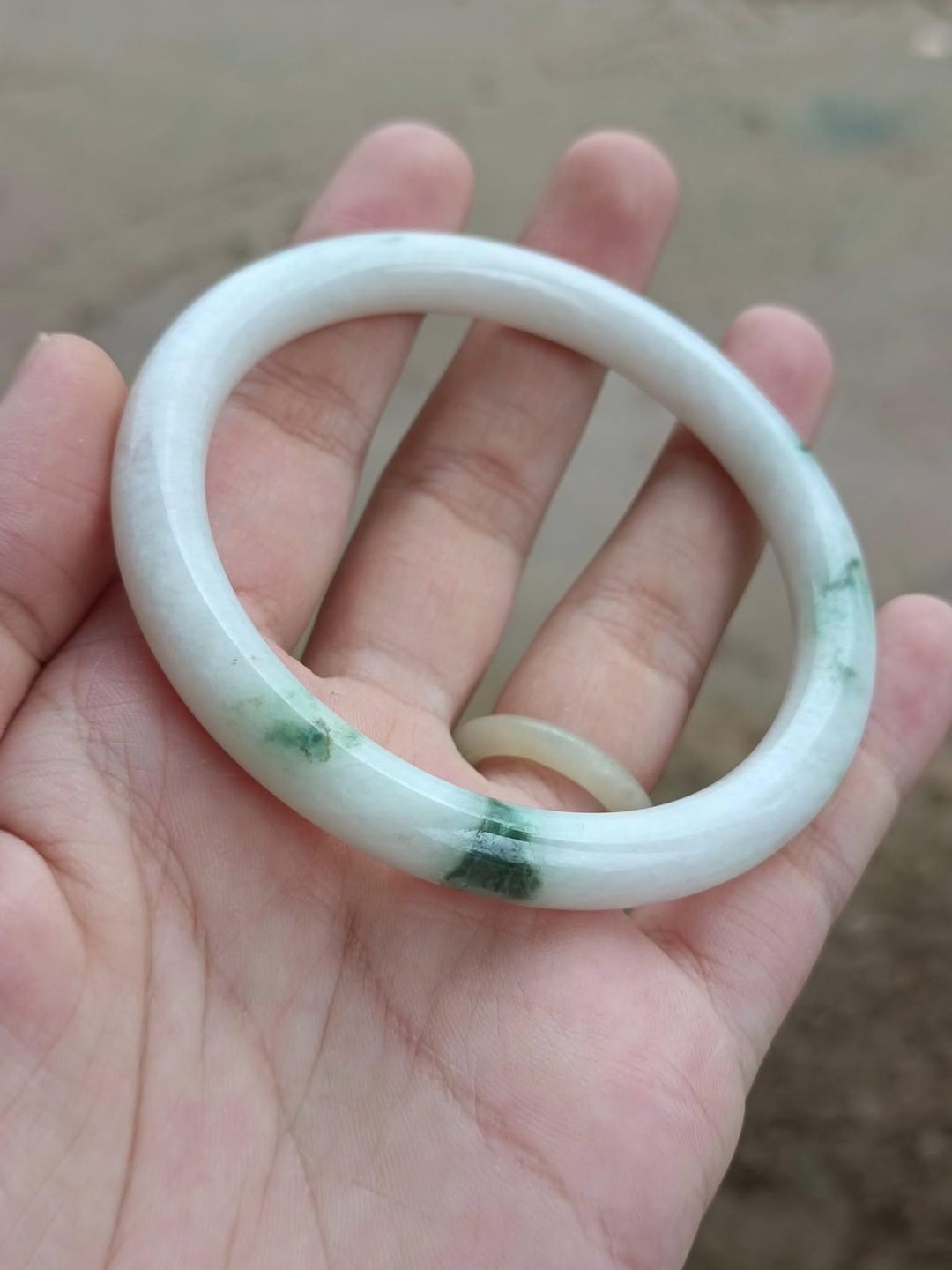 翡翠　円形　バングル 59cm Amazon | レディース翡翠バングル、天然翡翠バングル、翡翠色の浮花