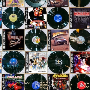 Può includere: Una collezione di custodie di videogiochi PlayStation vintage e dischi in vinile. I giochi includono "Spyro", "Tony Hawk's Pro Skater 2", "Crash Team Racing", "Resident Evil 2", "Final Fantasy IX" e "Crash Bandicoot".