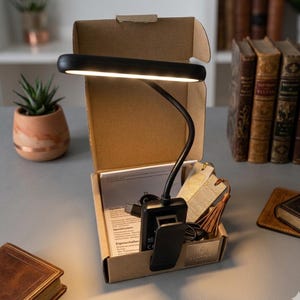 Puede incluir: Juego de tres tazas de cerámica con acabado mate moteado. Las tazas son de color crema, gris claro y gris oscuro. Cada taza tiene un diseño simple y minimalista, ideal para café o té.