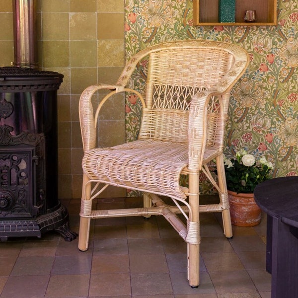 Petit fauteuil en osier traditionnel