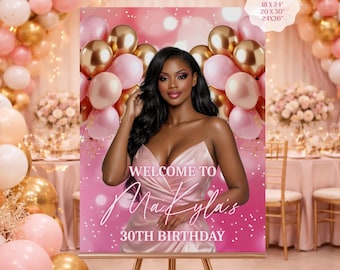 Peut inclure: Panneau de fête d'anniversaire rose et doré sur un chevalet en bois. Le panneau présente une femme en robe rose, le texte "WELCOME TO Makayla's 30TH BIRTHDAY", et des options de taille: 45.7 x 61 cm, 50.8 x 76.2 cm, et 61 x 91.4 cm. Ballons roses et dorés en arrière-plan.