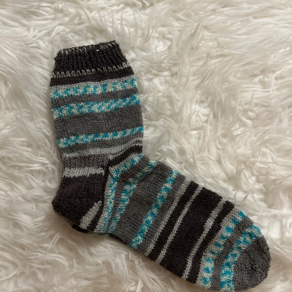 Handgestrickte Socken aus hochwertiger Wolle