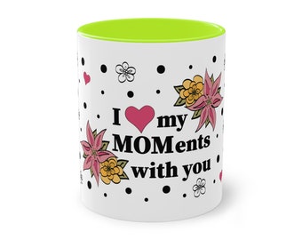 Taza de cerámica blanca con mensaje y colorida decoración de flores, puntos y corazones para regalar a las madres