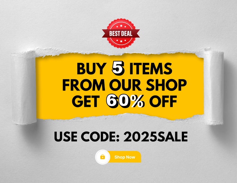 Pu&ograve; includere: Uno striscione di carta giallo strappato con testo nero che recita "ACQUISTA 5 ARTICOLI DAL NOSTRO NEGOZIO OTTIENI IL 60% DI SCONTO USA IL CODICE: 2025SALE". Un sigillo rosso a forma di stella con il testo "MIGLIOR AFFARE" &egrave; sopra lo striscione.