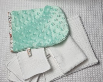 Gentle beauty kit: wipes, towels and cleansing and makeup remover glove