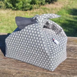 Sac lunch isotherme façon furoshiki. Un modèle unique, des tissus japonisants, cousu à la main dans mon atelier gersois avec soin et amour.