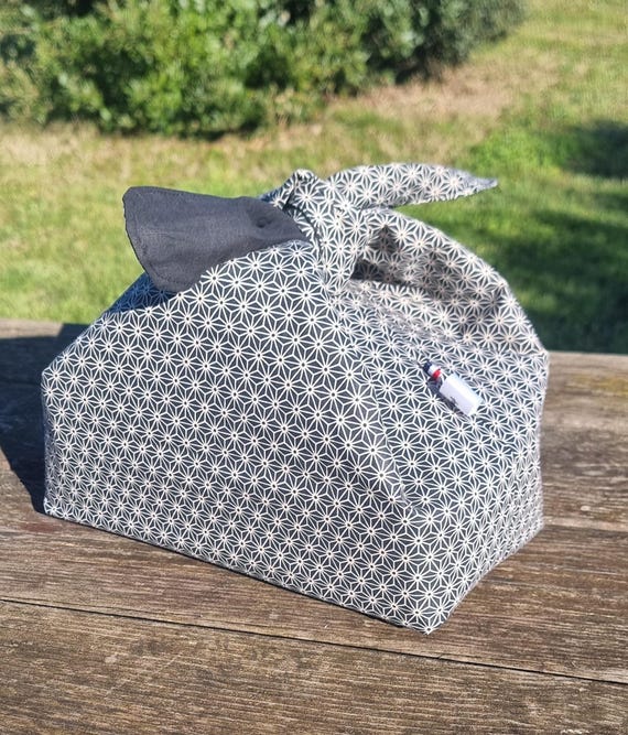 Sac lunch isotherme façon furoshiki. Un modèle unique, des tissus japonisants, cousu à la main dans mon atelier gersois avec soin et amour.
