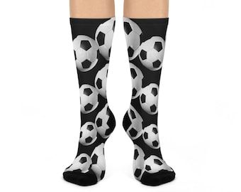 以下が含まれることがあります： 白のサッカーボール柄の黒い靴下2足組。柔らかく快適な素材で作られており、普段使いに最適です。
