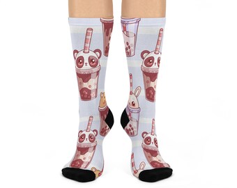 Könnte beinhalten: Hellblaue Socken mit einem sich wiederholenden Muster von Cartoon-Bubble-Tea-Getränken. Die Getränke sind mit Panda- und Hasengesichtern verziert und haben rot-weiß gestreifte Strohhalme. Die Socken haben schwarze Fersen und Zehen.