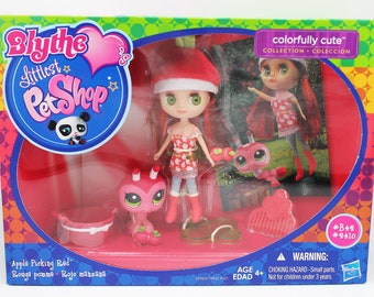 I found more Littlest Pet Shops only for $4 and yes they're authentic! This  was a great find, the walkables and Blythe dolls aren't my cup of tea but  they're just bonuses