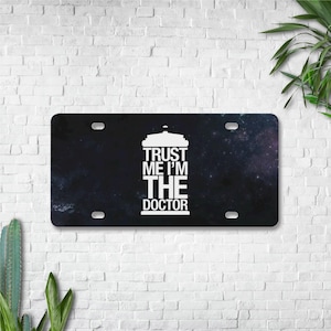 Placa de matrícula &quot;Confía en mí, soy el Doctor&quot; - Placa de coche con silueta de TARDIS / Placa de fan de Doctor Who / Decoración para autos de Señor del Tiempo / Regalo Whovian