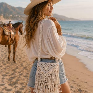 Bolso bandolera bohemio de macramé con conchas de cauri / Bolso de algodón hecho a mano con flecos