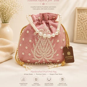 Peut inclure: Un sac potli de perles rose fait à la main, avec une poignée perlée et une broderie blanche complexe. Le sac est doté d'une fermeture à cordon et d'un pompon décoratif. Le texte "Timeless Elegance, Handcrafted for You" est affiché en haut.