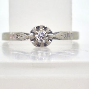 18k White Gold art deco ring set with 0.10 carat diamond in prong setting