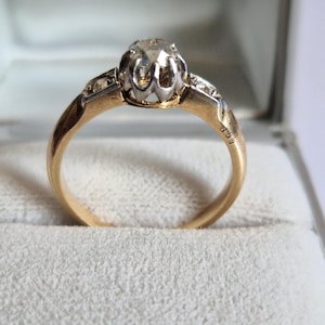 Anillo francés antiguo de oro de 18 quilates con diamantes talla rosa y tres piedras.