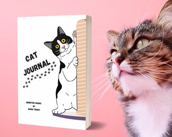 Pode incluir: Um gato preto e branco espreita por trás de um arranhador, olhando para um gato tigrado marrom. A capa do livro diz "Cat Journal" com pegadas de patas e "Munster Books by Mark Terry".