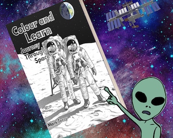 Puede incluir: Portada del libro "Colour and Learn Journey Through Space" con astronautas en la luna, un planeta y un extraterrestre señalando el libro. El fondo es una colorida representación del espacio con una estación espacial.