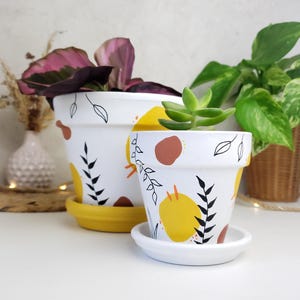 Maceta original de estilo bohemio para plantas de interior, blanca y amarilla: maceta de terracota hecha a mano y pintada para amantes de las plantas.