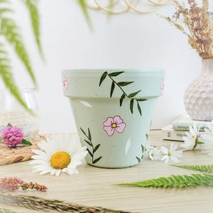 Saliegroene bloempot voor kamerplanten - handbeschilderde decoratieve terracotta bloempot - lentedecoratie