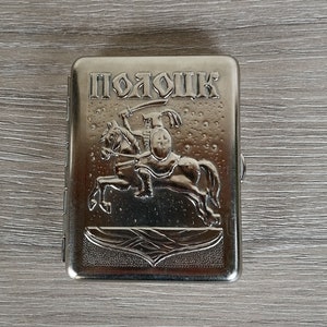 étui à cigarettes vintage Polotsk en métal argenté, datant des années 1970, avec un motif gravé d&#39;un chevalier guerrier avec une épée à cheval