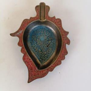 Cinzeiro de latão pintado MCM: design de folha gravada, vermelho e azul