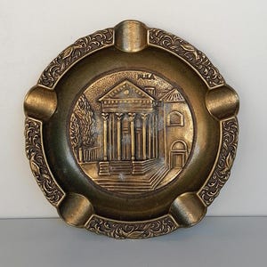 Cinzeiro redondo de latão vintage com gravação grossa da cidade de Pula, Croácia. Cinzeiro de latão gravado exclusivo com cinco porta-tabaco retrô.