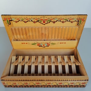 mechanische Vintage Holzzigaretten Aufbewahrungsbox handgeschnitzte und bemalte dekorative bunte Holzkiste zum Servieren von Zigaretten Holzkunst