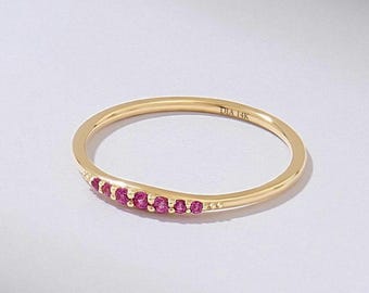 14K massief gouden robijnrode ring, sierlijke stapelband, robijnrode ringen voor vrouwen, minimalistische ring, stapelbare ring, effenen robijnrode band