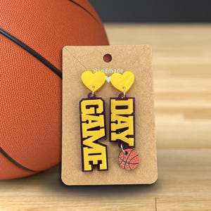 Pendientes personalizados para el día del partido de baloncesto: joyas de acrílico de doble capa para el espíritu escolar del equipo.