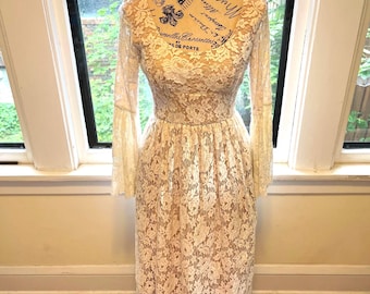 Vintage 1970's Wedding Dress, popular Detachable Train, Size Extra Small