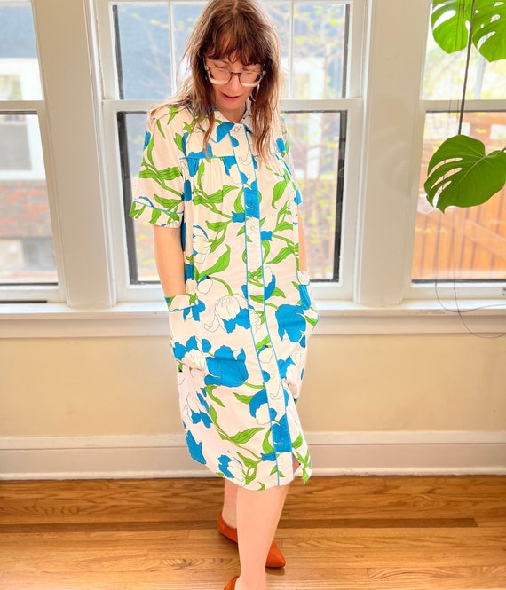 1960s Eyefuls Hawaiian Tulip House Dress - image 2